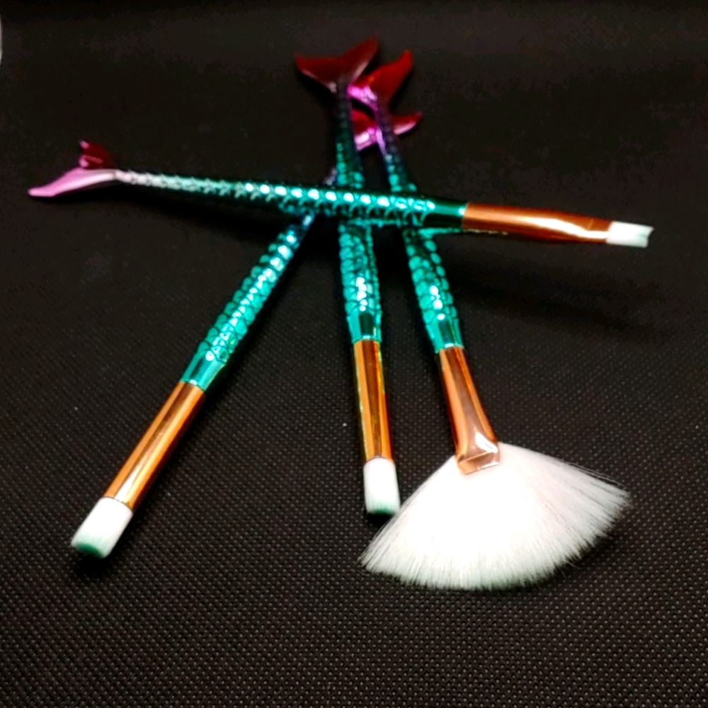 Bundle: 4pc Mermaid Tail Makeup Brushes with Brush Cleaning Mat